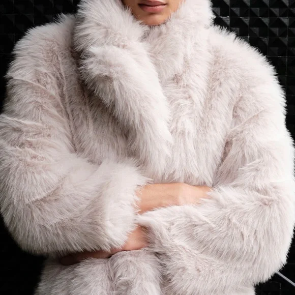 Luxurious Viral White Fluffy Fur Coat - Size Medium - Picture 2 of 5